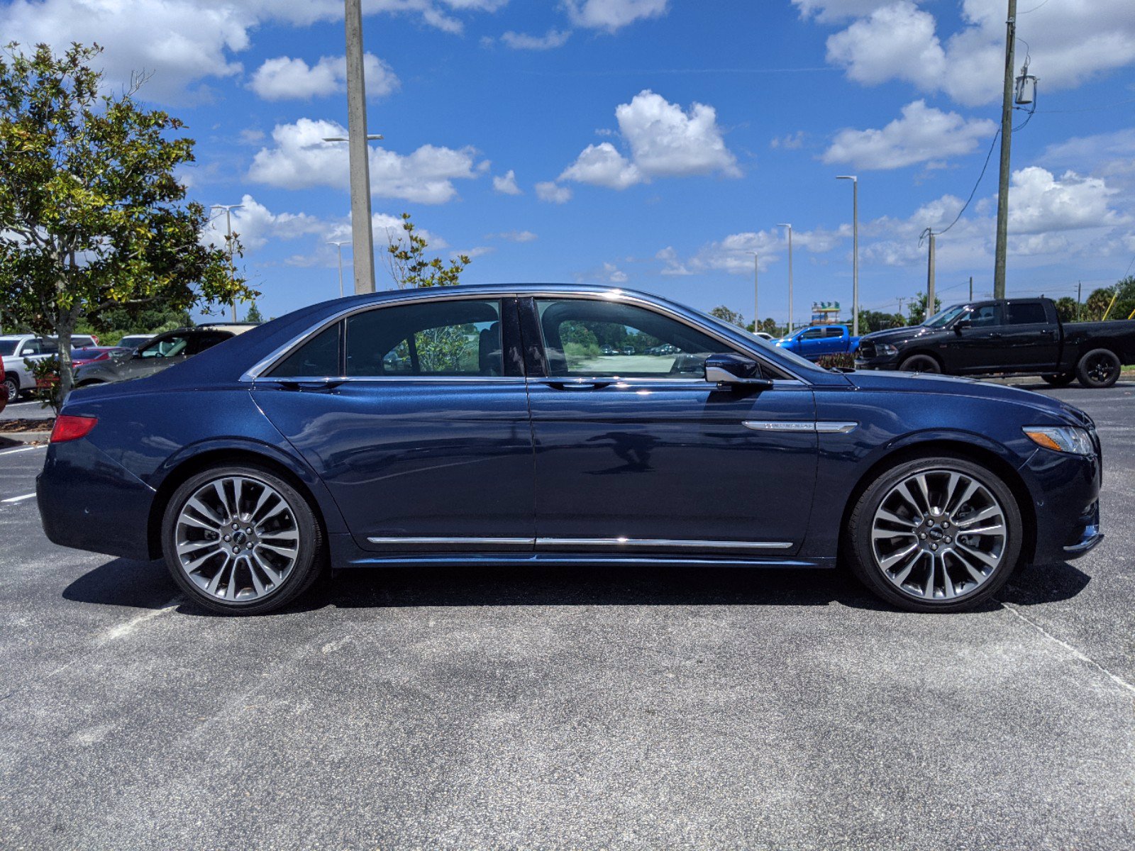 PreOwned 2017 Lincoln Continental Reserve FWD 4dr Car PreOwned 2017 Lincoln Continental Reserve FWD 4dr Car